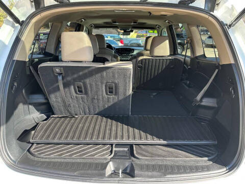 2022 Honda Pilot Touring w/Rear Captain's Chairs