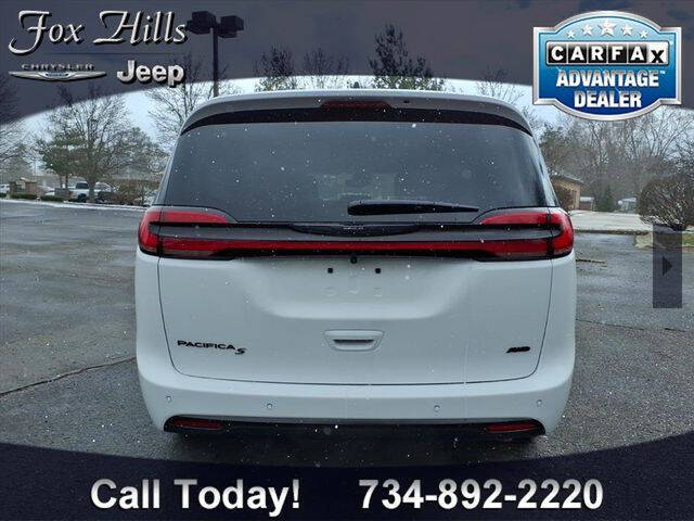 2026 Chrysler Pacifica Select