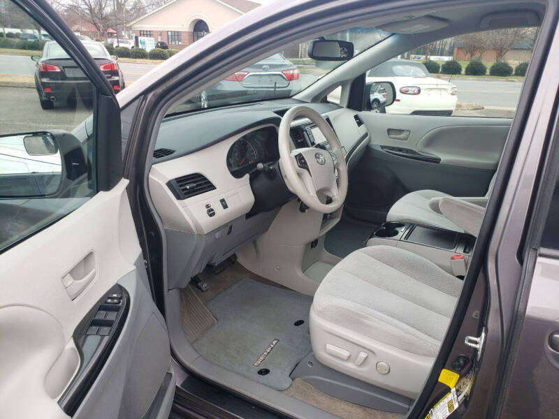2013 Toyota Sienna LE 7-Passenger