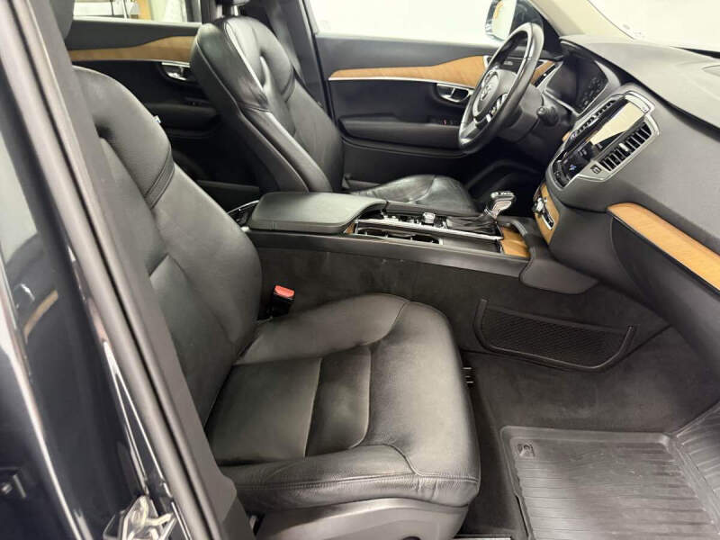 2021 Volvo XC90 T5 Momentum