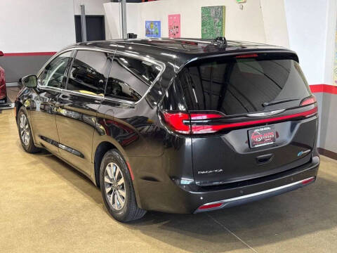2024 Chrysler Pacifica Plug-In Hybrid Select