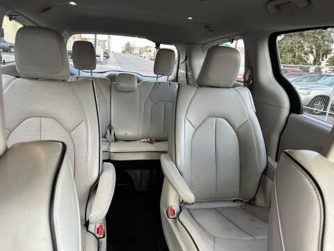 2017 Chrysler Pacifica Hybrid Platinum