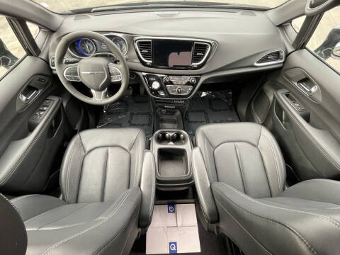 2025 Chrysler Pacifica Select
