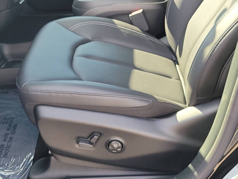 2027 Chrysler Pacifica Select