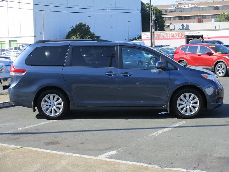 2014 Toyota Sienna LE 7-Passenger