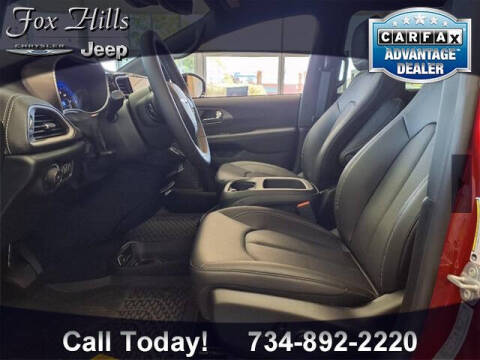 2025 Chrysler Pacifica Select