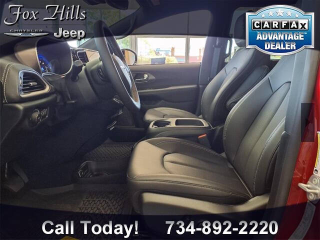 2025 Chrysler Pacifica Select