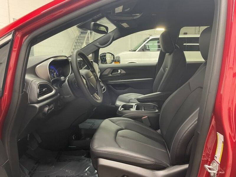 2027 Chrysler Pacifica Select