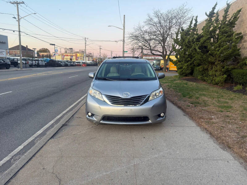 2013 Toyota Sienna XLE 8-Passenger