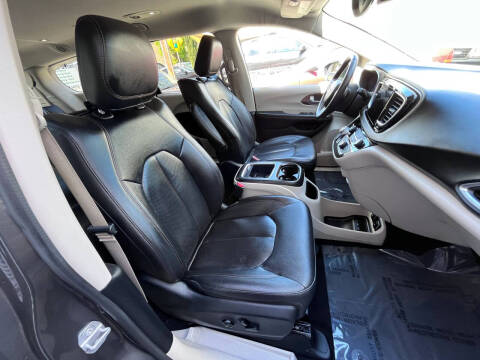 2017 Chrysler Pacifica Touring-L Plus