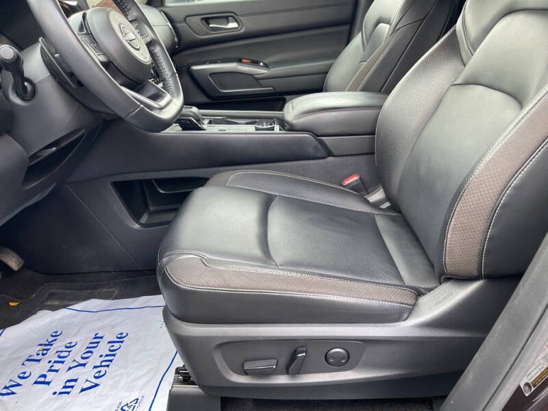 2022 Nissan Pathfinder SL