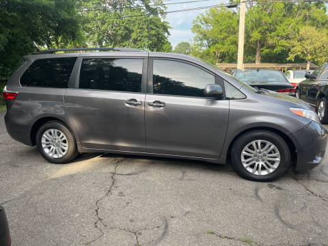 2017 Toyota Sienna XLE 7-Passenger Auto Access Seat