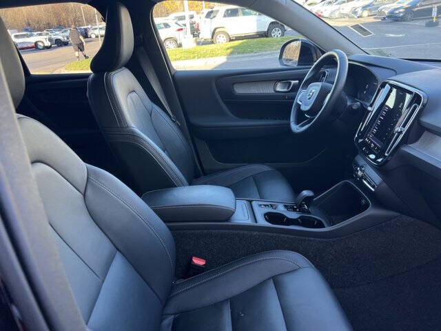 2025 Volvo XC40 B5 Core Bright Theme