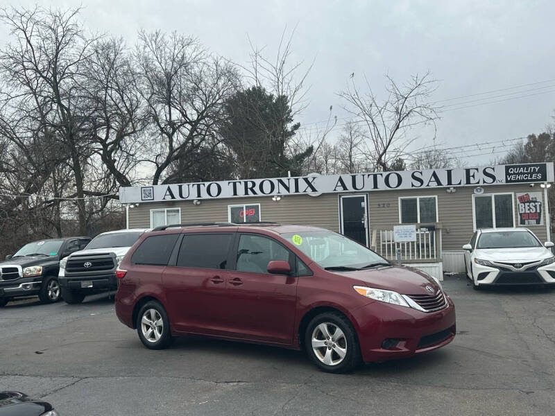 2015 Toyota Sienna LE photo 1