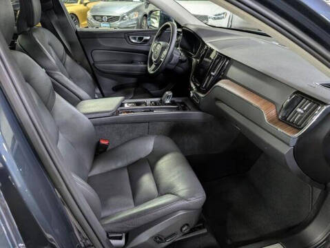 2022 Volvo XC60 B5 Momentum