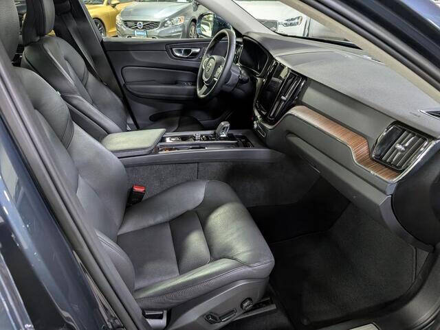 2022 Volvo XC60 B5 Momentum