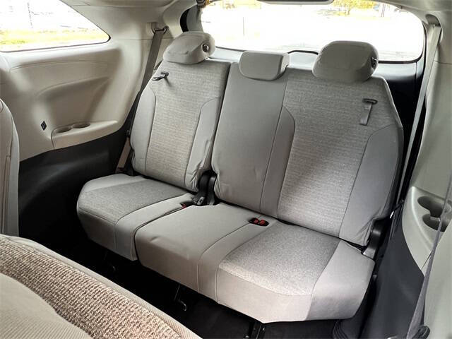 2022 Toyota Sienna LE 8-Passenger