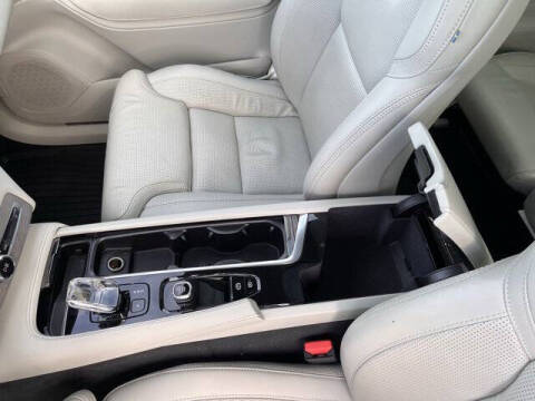 2023 Volvo XC90 Recharge T8 Ultimate Dark Theme