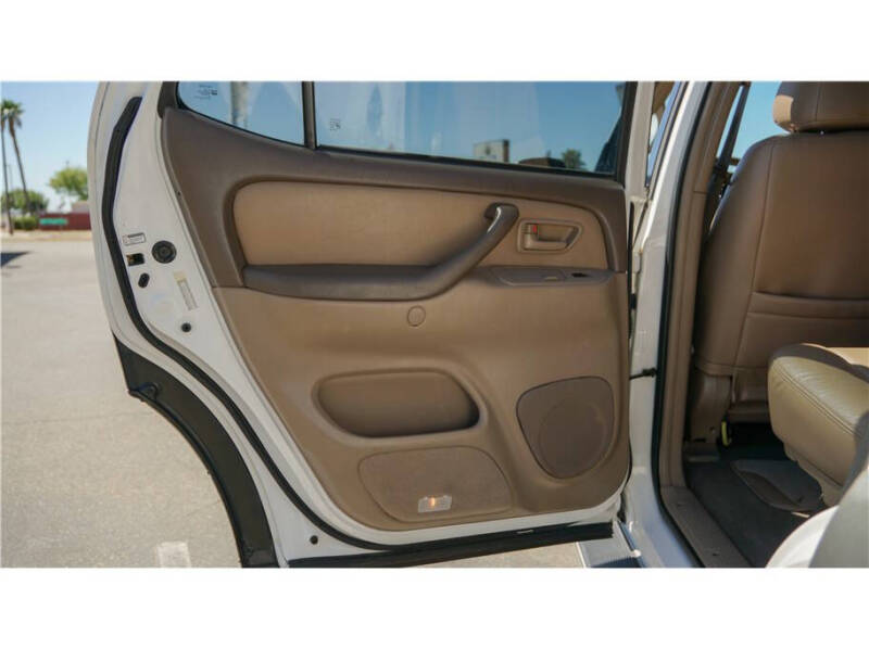 2004 Toyota Sequoia SR5