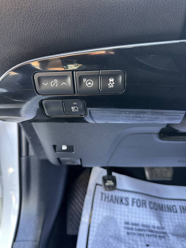 2022 Toyota Prius LE