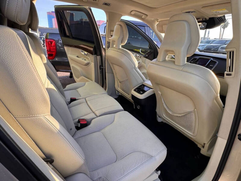 2017 Volvo XC90 T6 Momentum