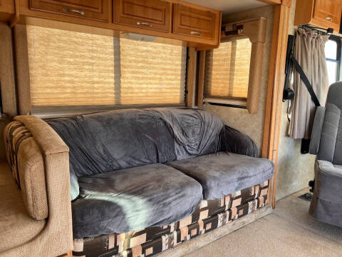 2005 Workhorse Hurricane