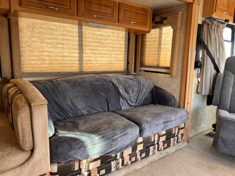 2005 Workhorse Hurricane