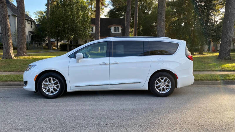 2020 Chrysler Pacifica Touring L photo 3