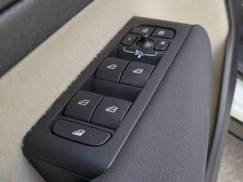 2023 Volvo XC40 B5 Plus Bright Theme