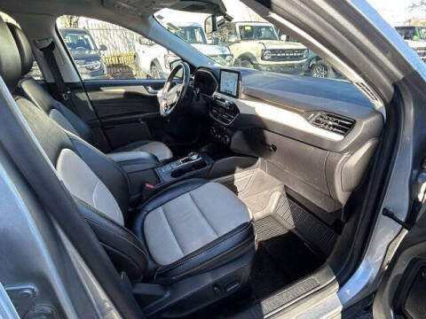 2022 Ford Escape Hybrid Titanium