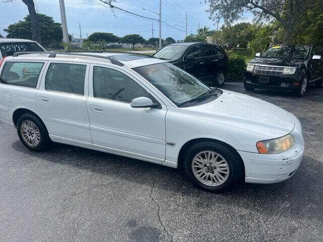 2005 VOLVO V70 Wagon - $3,495