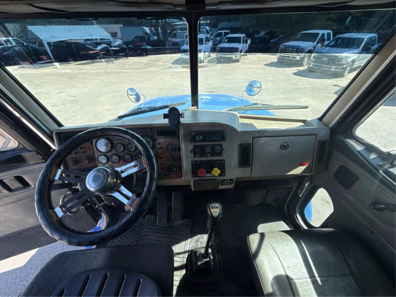 2004 Peterbilt 330