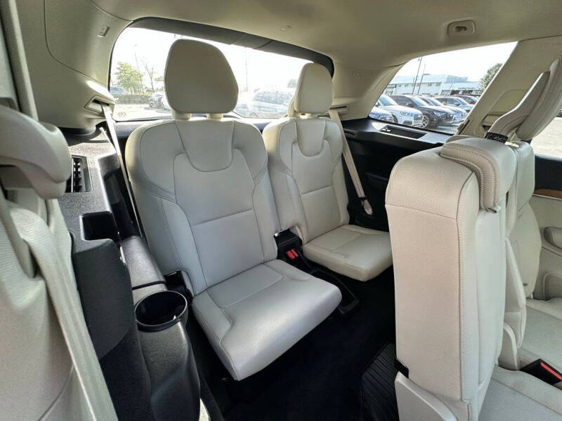 2022 Volvo XC90 T6 Momentum 7-Passenger