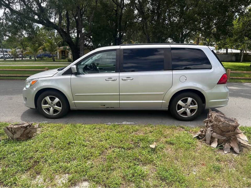2011 Volkswagen Routan SE
