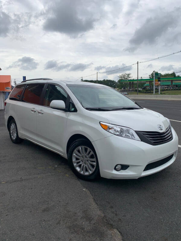 2017 Toyota Sienna XLE 8-Passenger