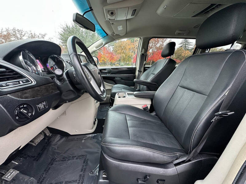 2016 Chrysler Town and Country Touring