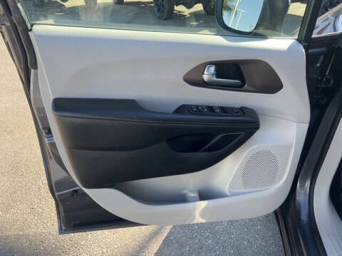 2022 Chrysler Voyager LX