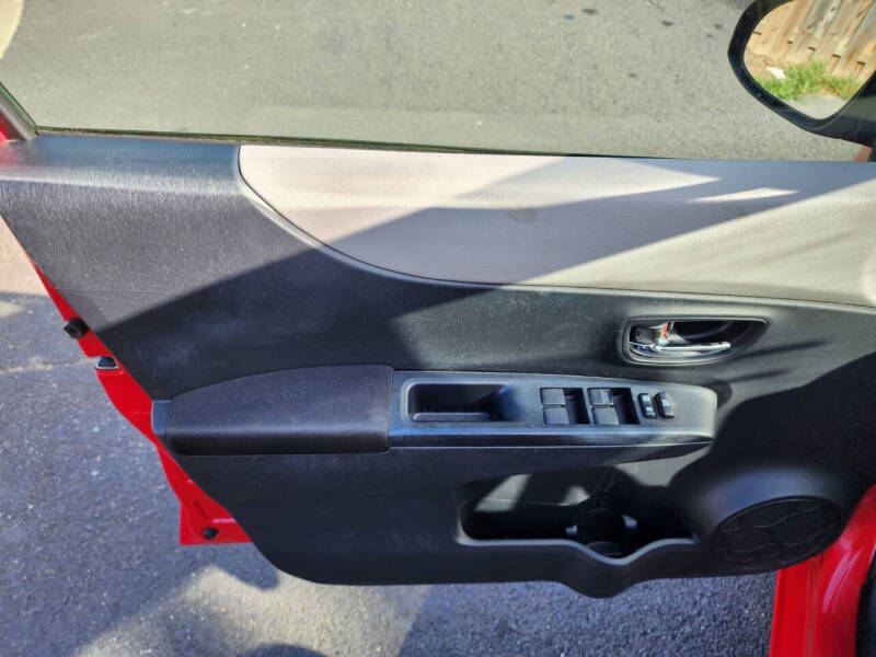 2012 Toyota Yaris 5-Door LE