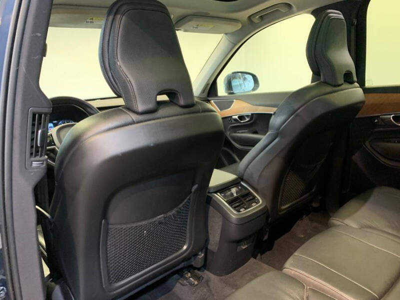 2022 Volvo XC90 T6 Momentum 7-Passenger