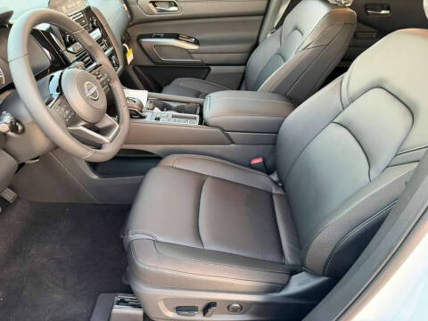 2025 Nissan Pathfinder SL