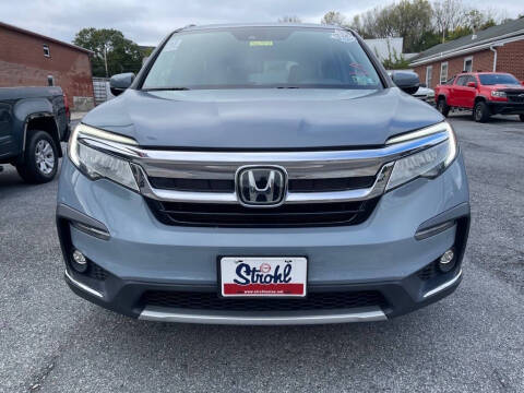 2022 Honda Pilot Touring w/Rear Captain's Chairs