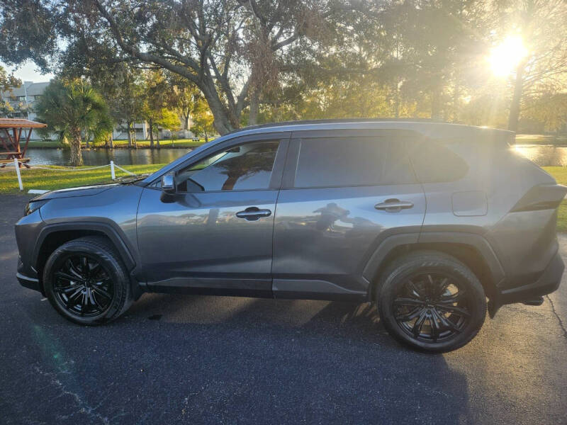 2021 Toyota RAV4 XLE photo 4