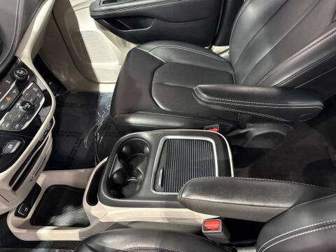 2024 Chrysler Pacifica Plug-In Hybrid Select