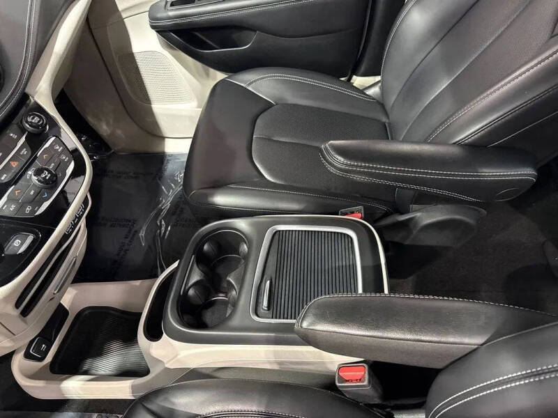 2024 Chrysler Pacifica Plug-In Hybrid Select