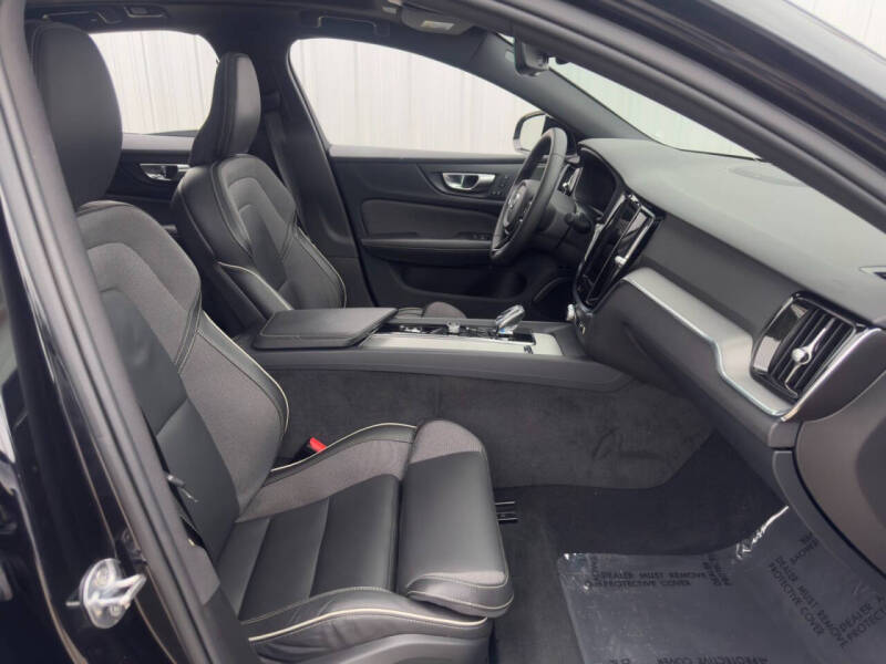 2024 Volvo S60 B5 Plus Black Edition