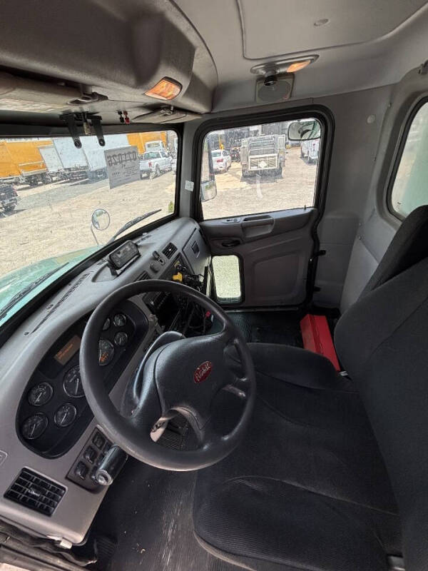 2018 Peterbilt 348
