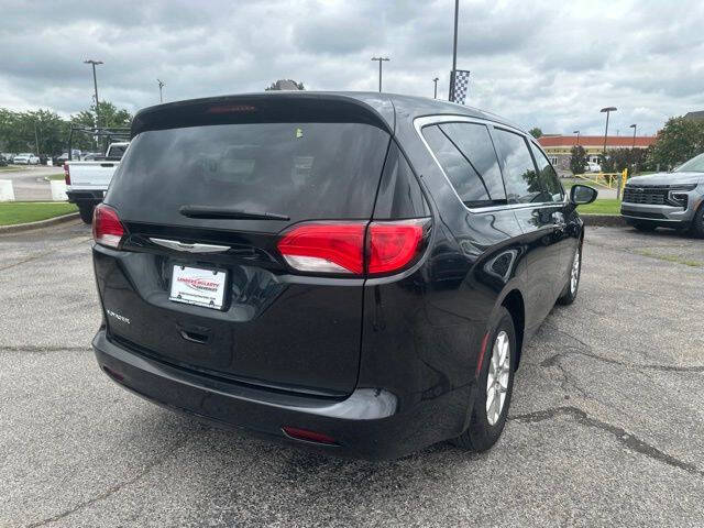 2023 Chrysler Voyager LX