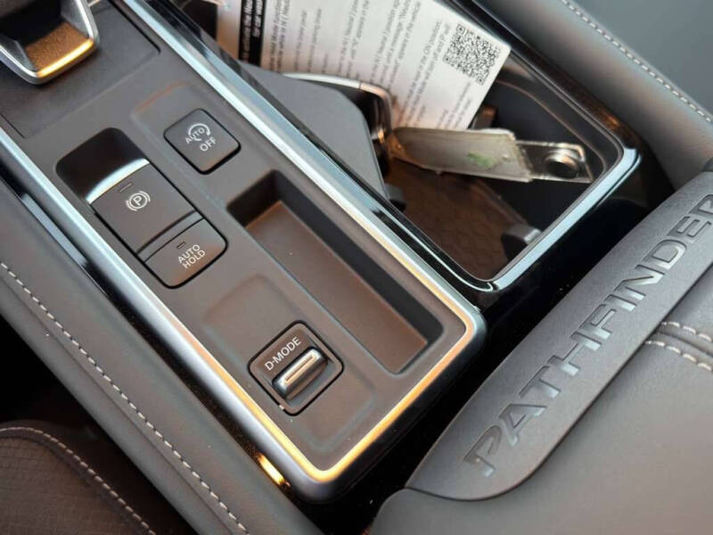 2025 Nissan Pathfinder SL