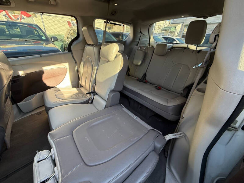 2018 Chrysler Pacifica Touring L photo 14