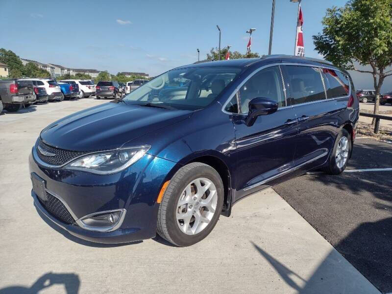 2017 Chrysler Pacifica Touring-L Plus's photo